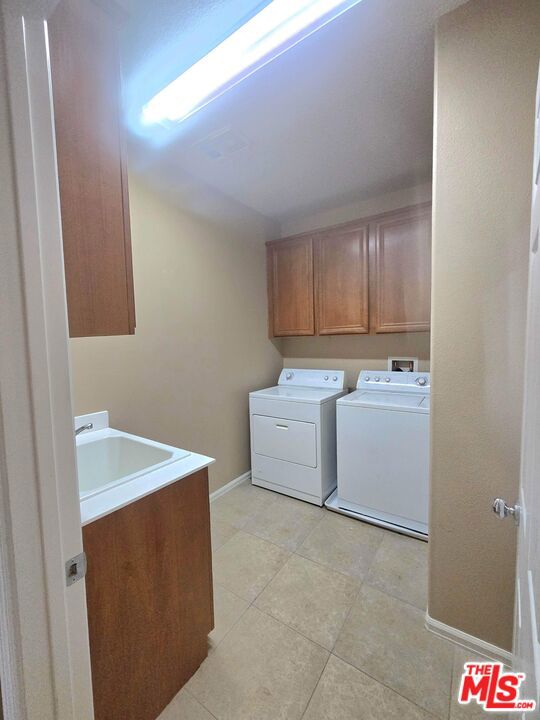 Stunning 5-bedroom, 4-bathroom, 2-story single-family home in the high – image 26