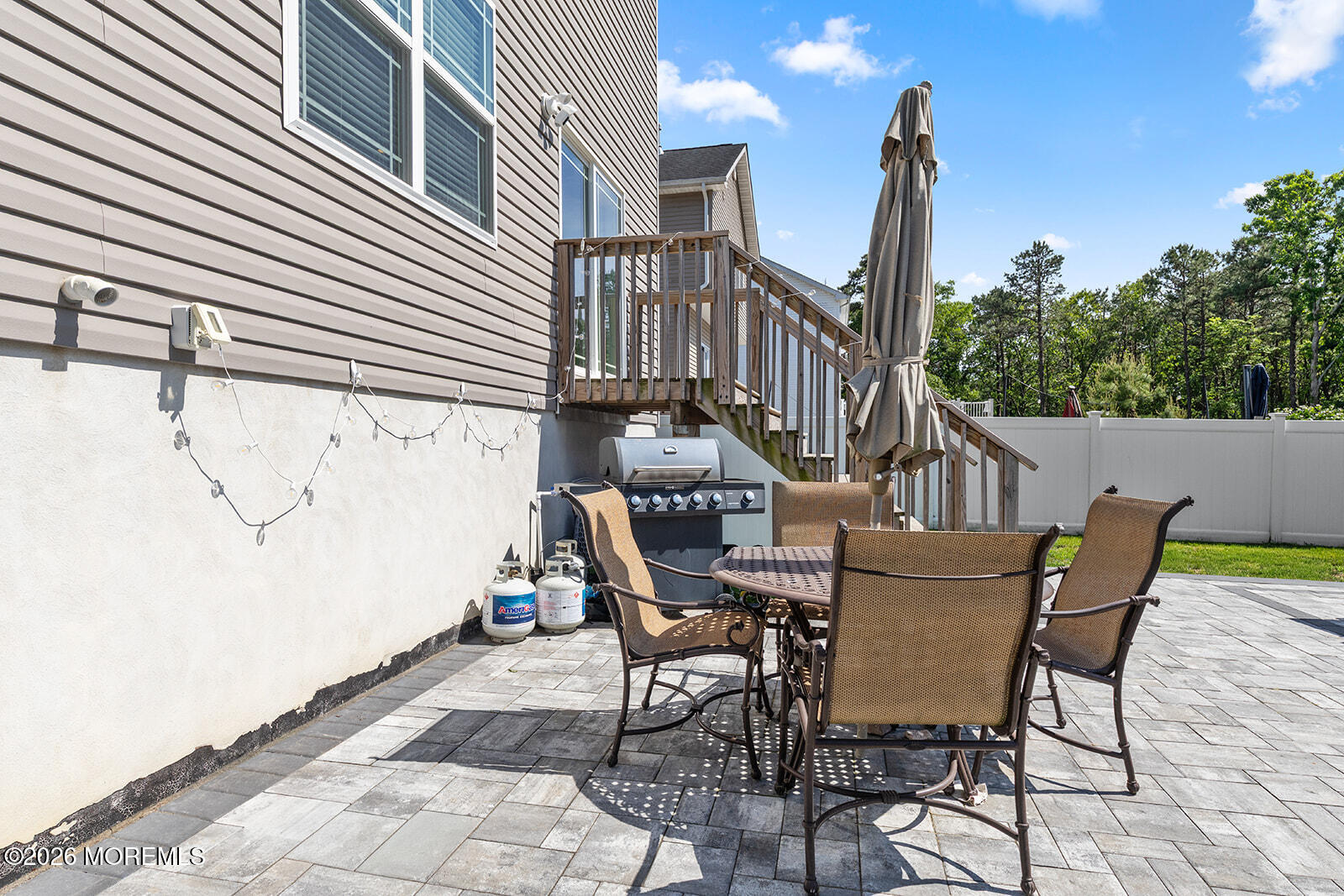 Beautifully maintained 3-bedroom, 2.5-bath home featuring an open-conc – image 32