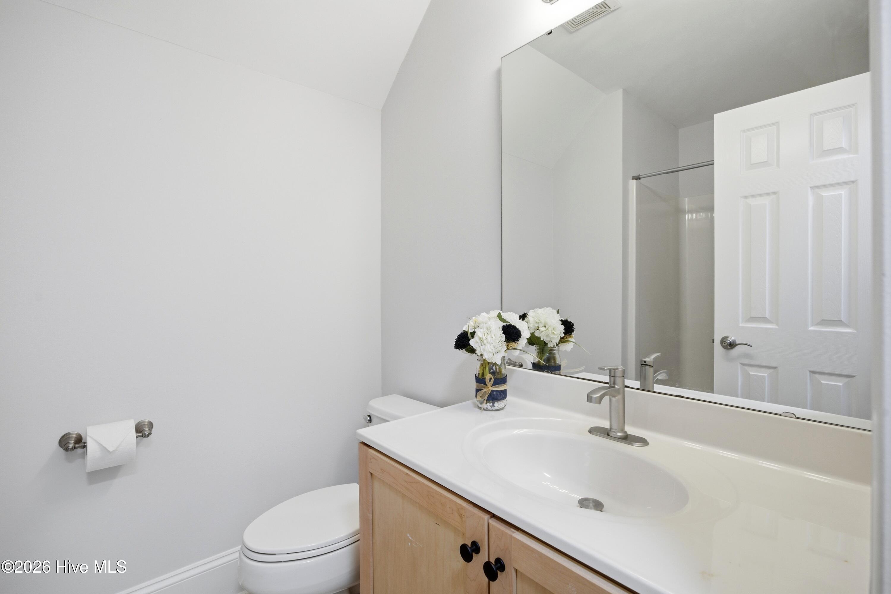Welcome to this beautifully updated brick home featuring 4 bedrooms an – image 30