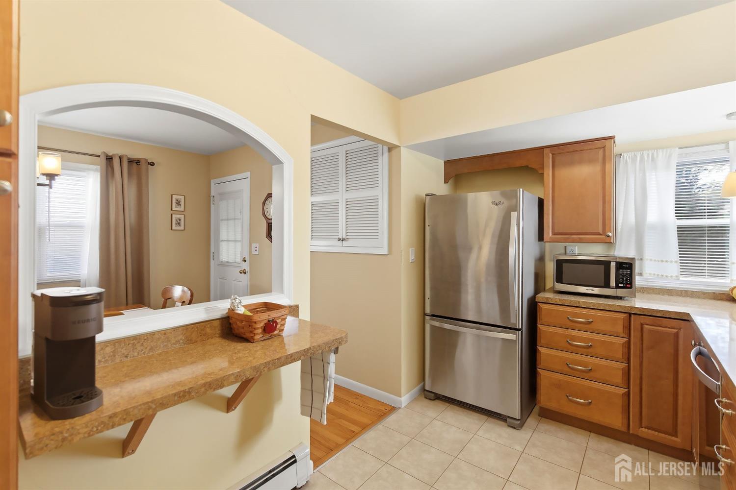 Pride of ownership shines throughout this exceptionally well-kept 3-be – image 7