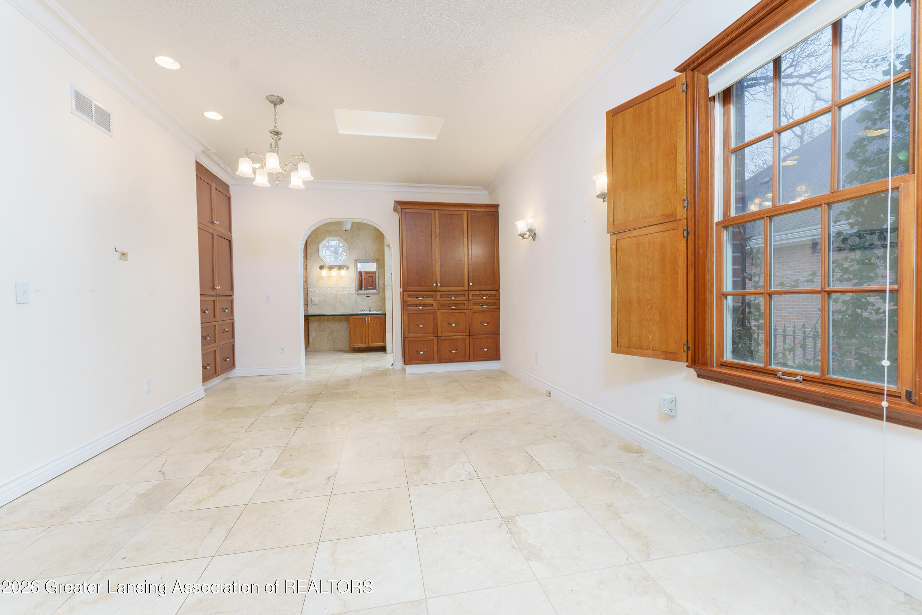 A rare opportunity to score a quintessential Glencairn gem! Gorgeous c – image 36