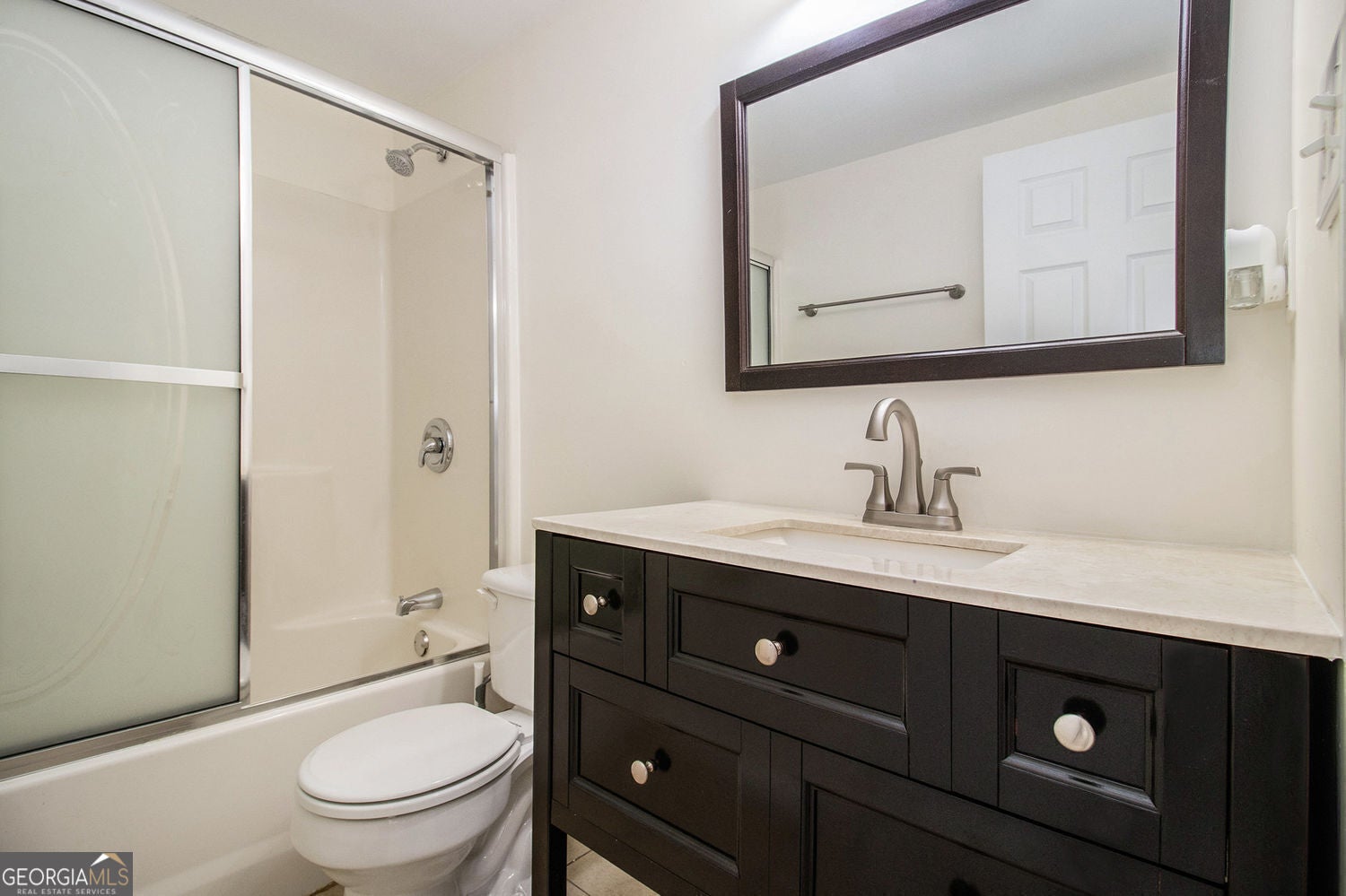 Fully finished basement with refined lakefront living in this beautifu – image 54