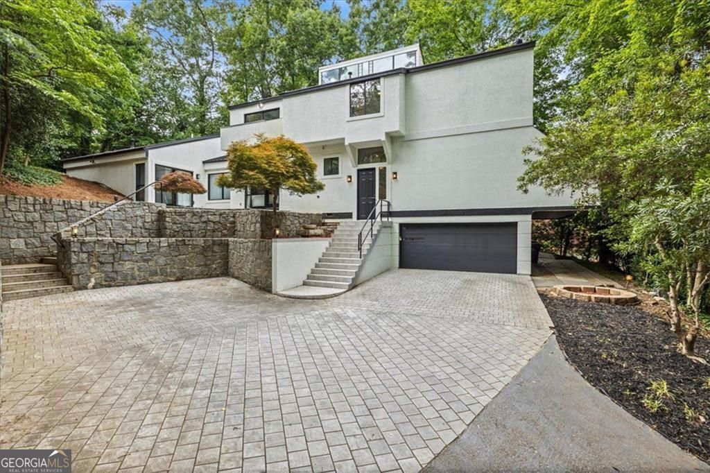 Gracious proportions and well-defined living spaces offer the perfect – image 64