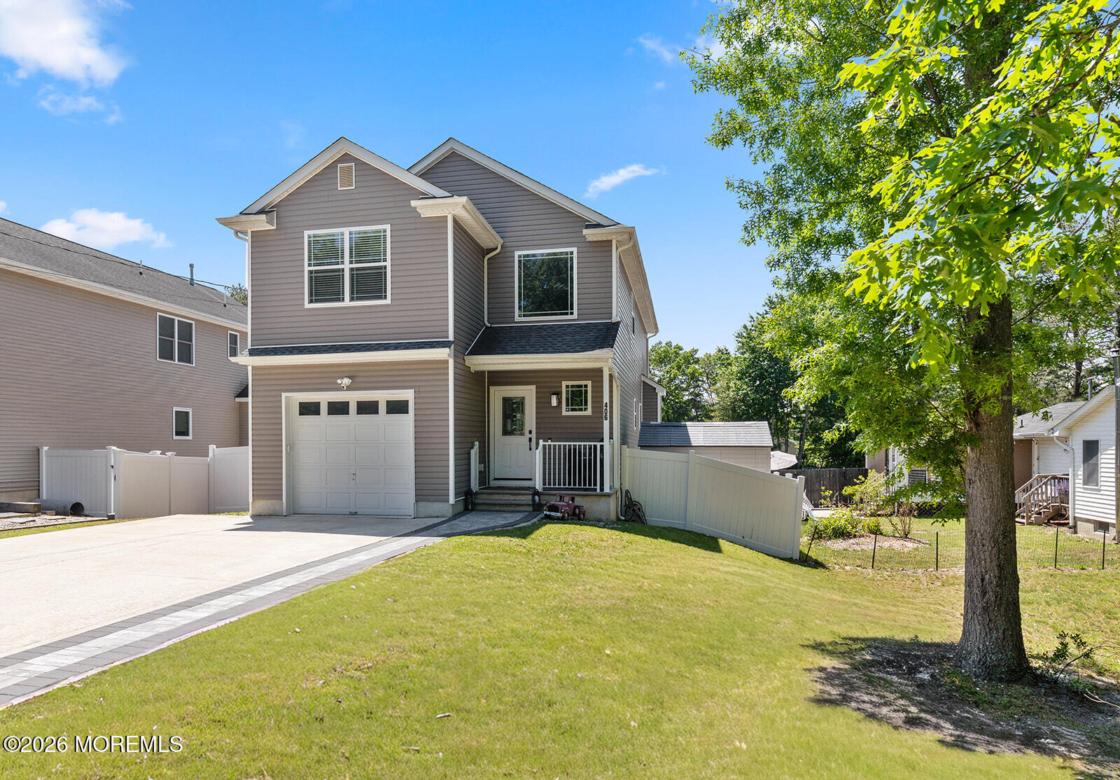 Beautifully maintained 3-bedroom, 2.5-bath home featuring an open-conc – image 37