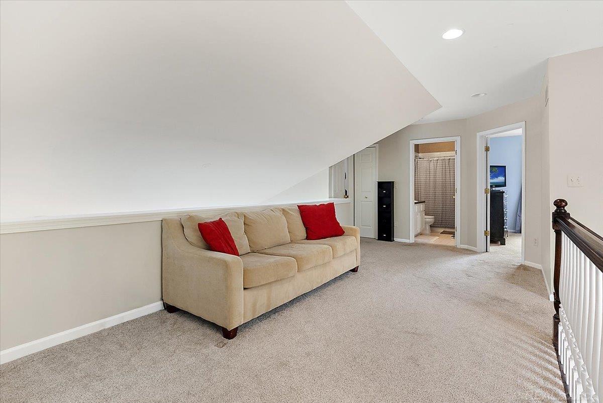 Rare find! Beautiful 4 Bedrom Split Level home with inground pool loca – image 38