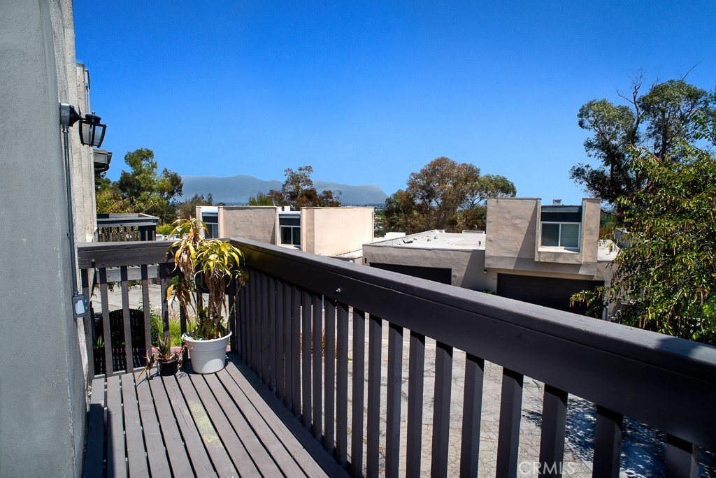 Spacious 3-bedroom, 2-bathroom town-house located in the highly desira – image 19