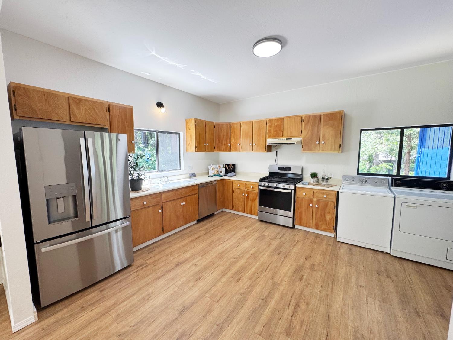 Come enjoy the privacy of this tucked-away home, perfectly positioned – image 4