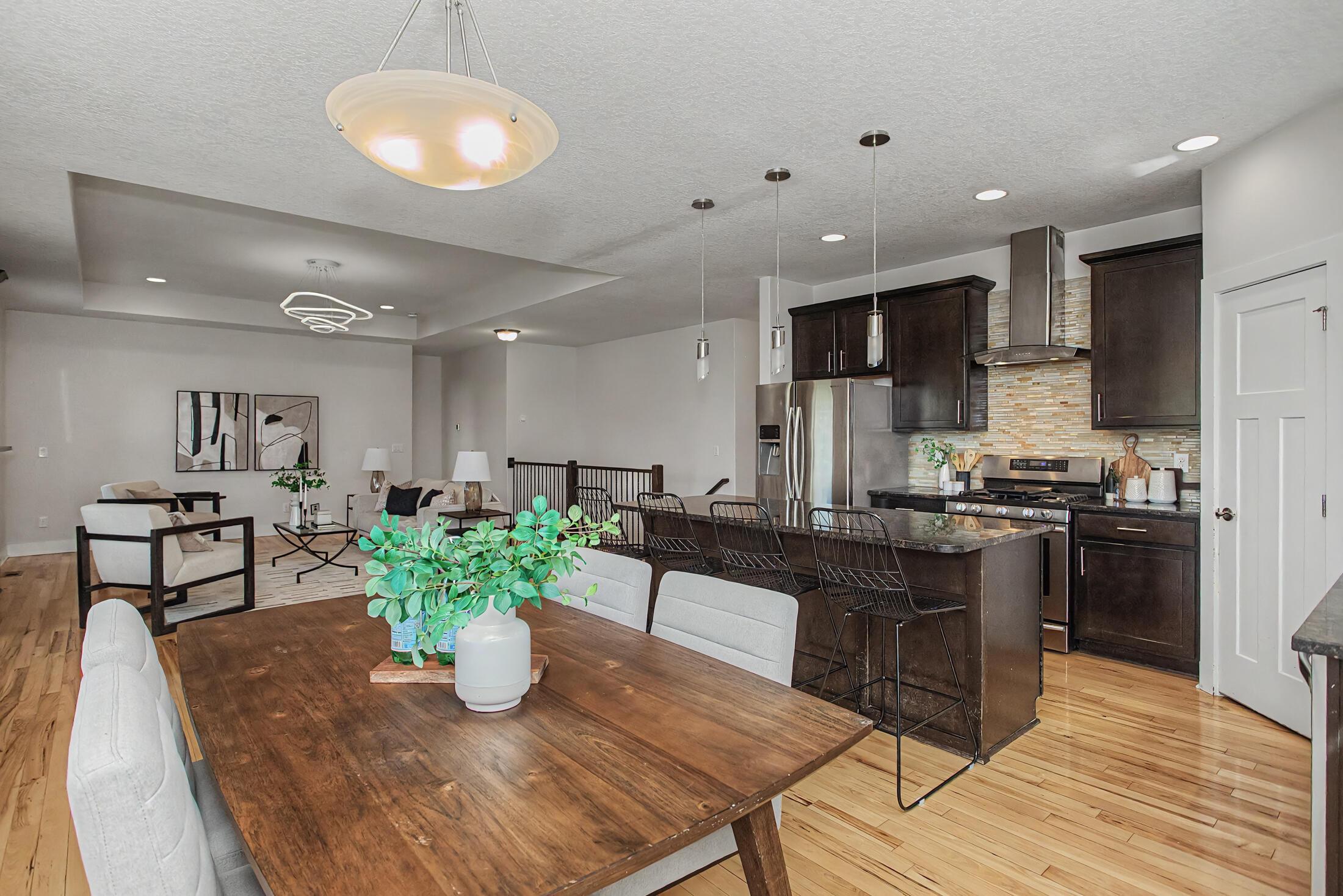 Beautifully crafted 1-story walk-out home in the highly desirable Sout – image 15