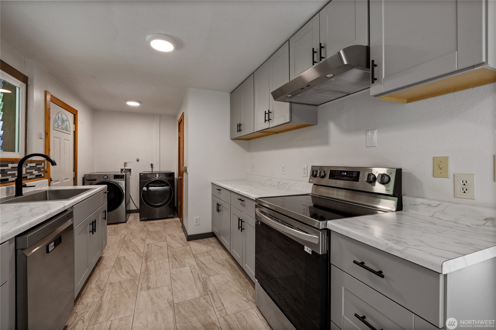 Rare opportunity to enjoy space, flexibility, and income potential on – image 10