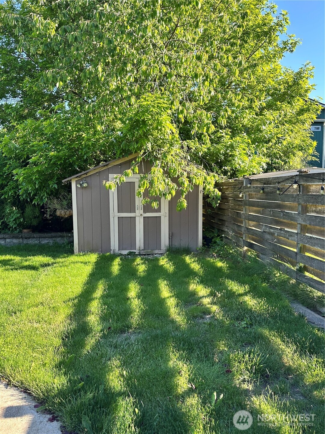 Welcome to this inviting single-level home featuring 3 bedrooms, 2 bat – image 6