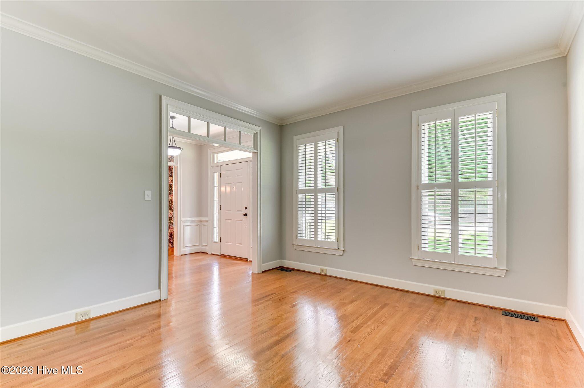 Welcome to this stunning brick home nestled on a quiet cul-de-sac in t – image 9