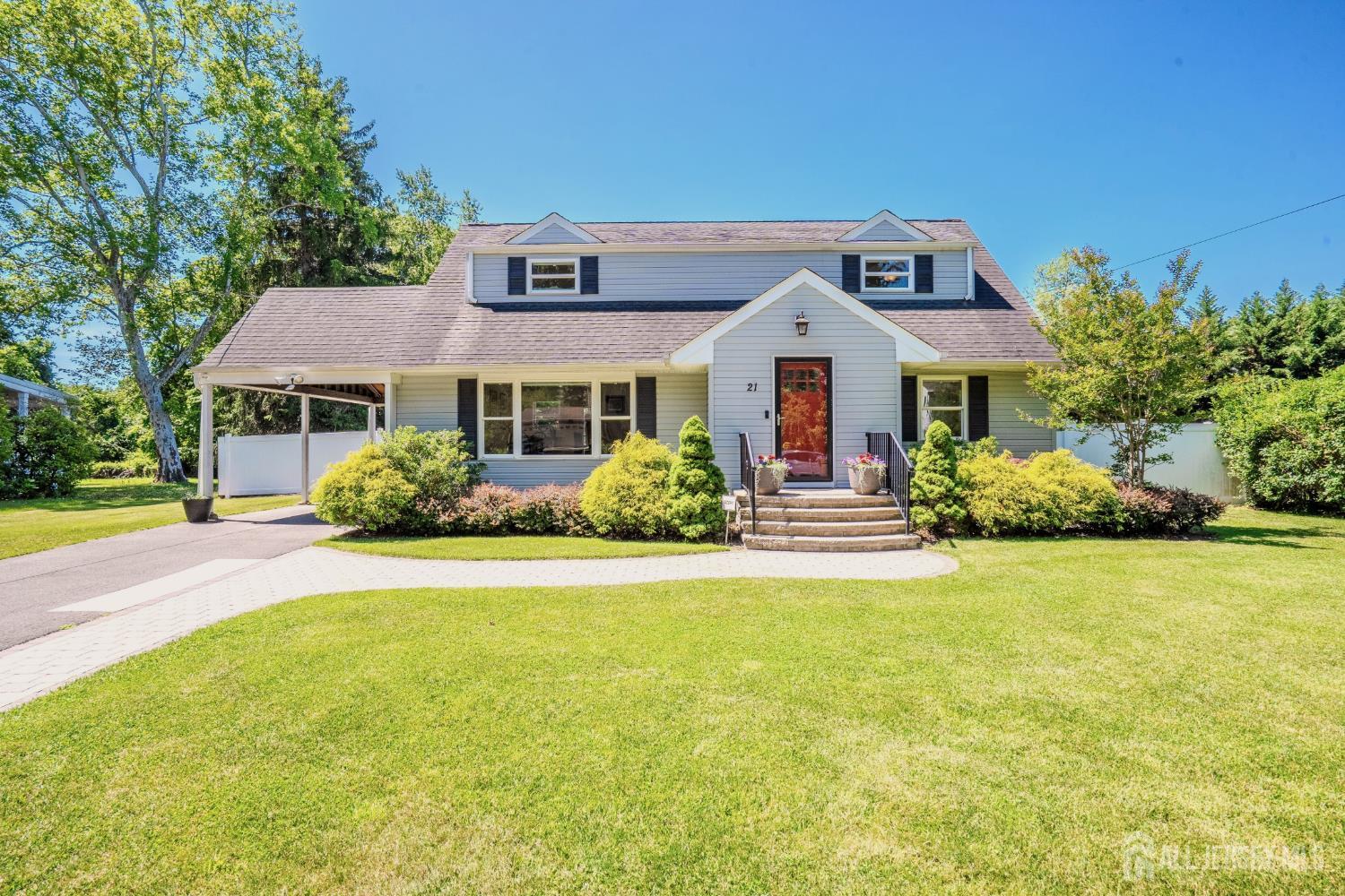 This lovely Cape Cod-style home is located in the highly desirable Far – image 1