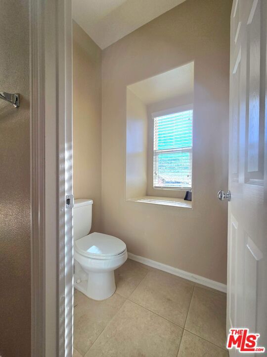 Stunning 5-bedroom, 4-bathroom, 2-story single-family home in the high – image 44