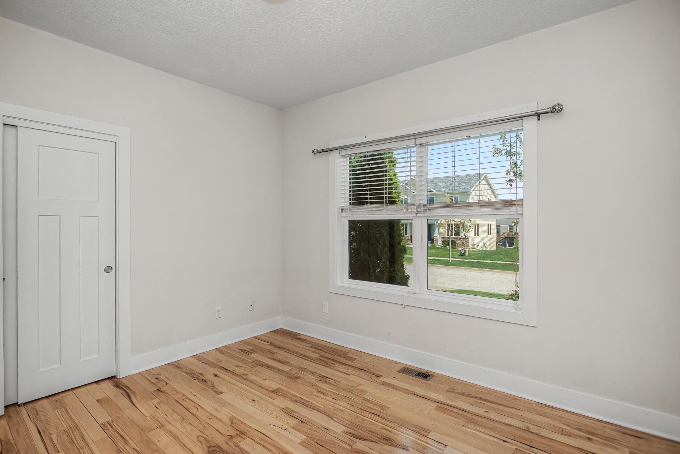 Beautifully crafted 1-story walk-out home in the highly desirable Sout – image 21