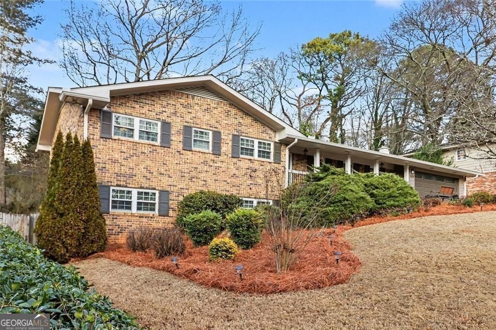 Beautifully updated and ideally located in the heart of Dunwoody, this – image 3