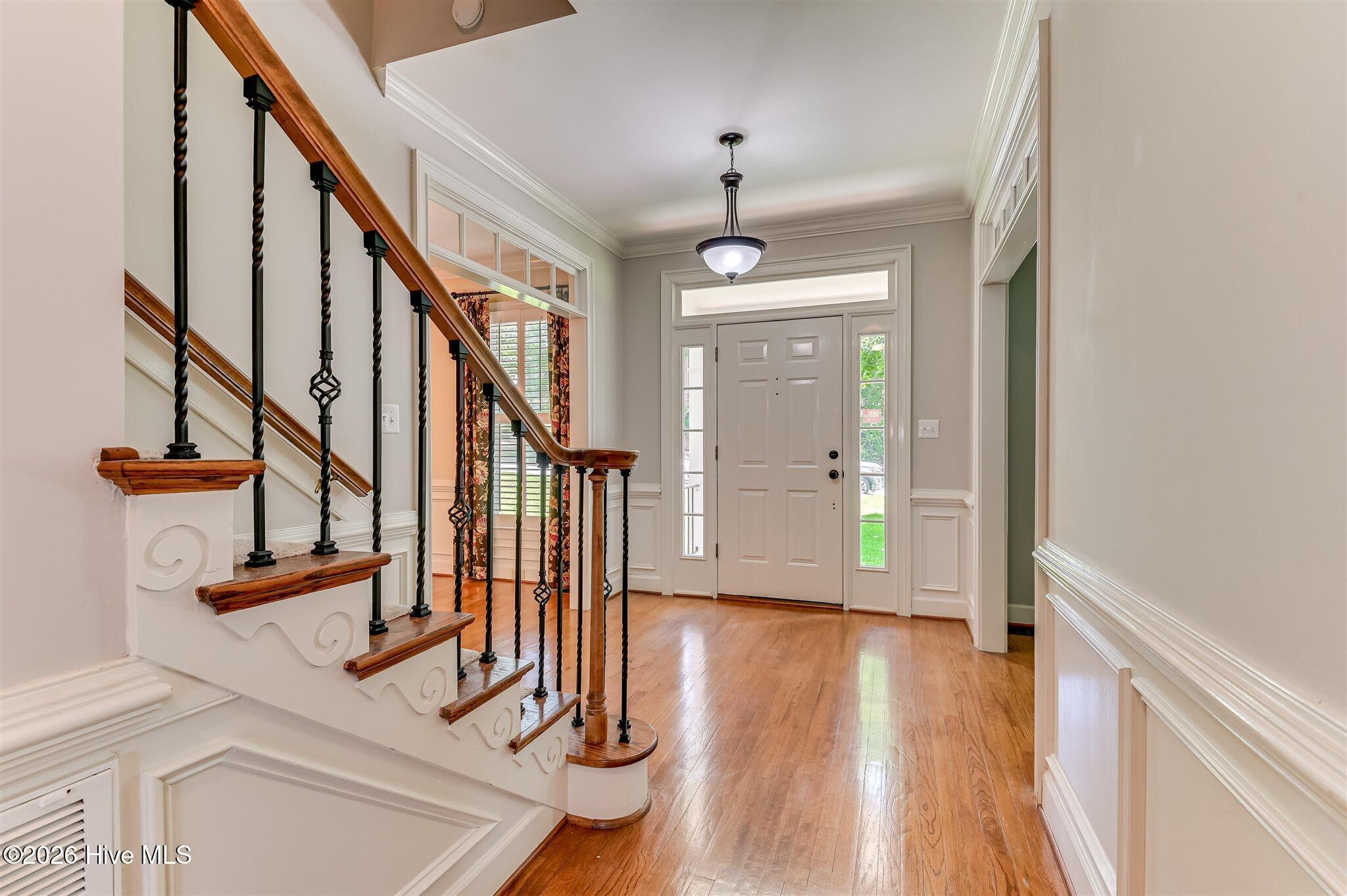 Welcome to this stunning brick home nestled on a quiet cul-de-sac in t – image 6