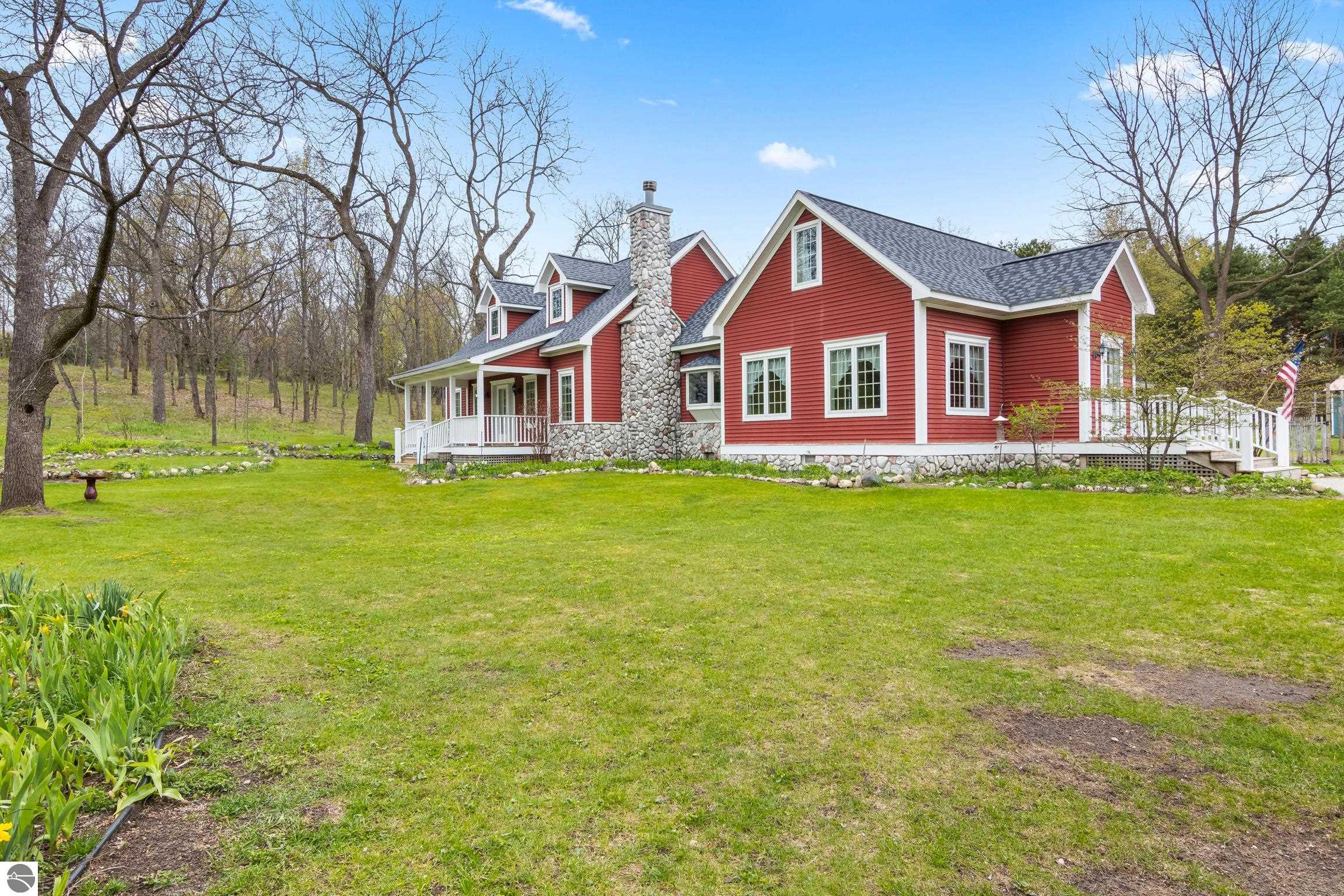 This 3-bedroom, 2.5-bath farmhouse offers a property designed for coun – image 4
