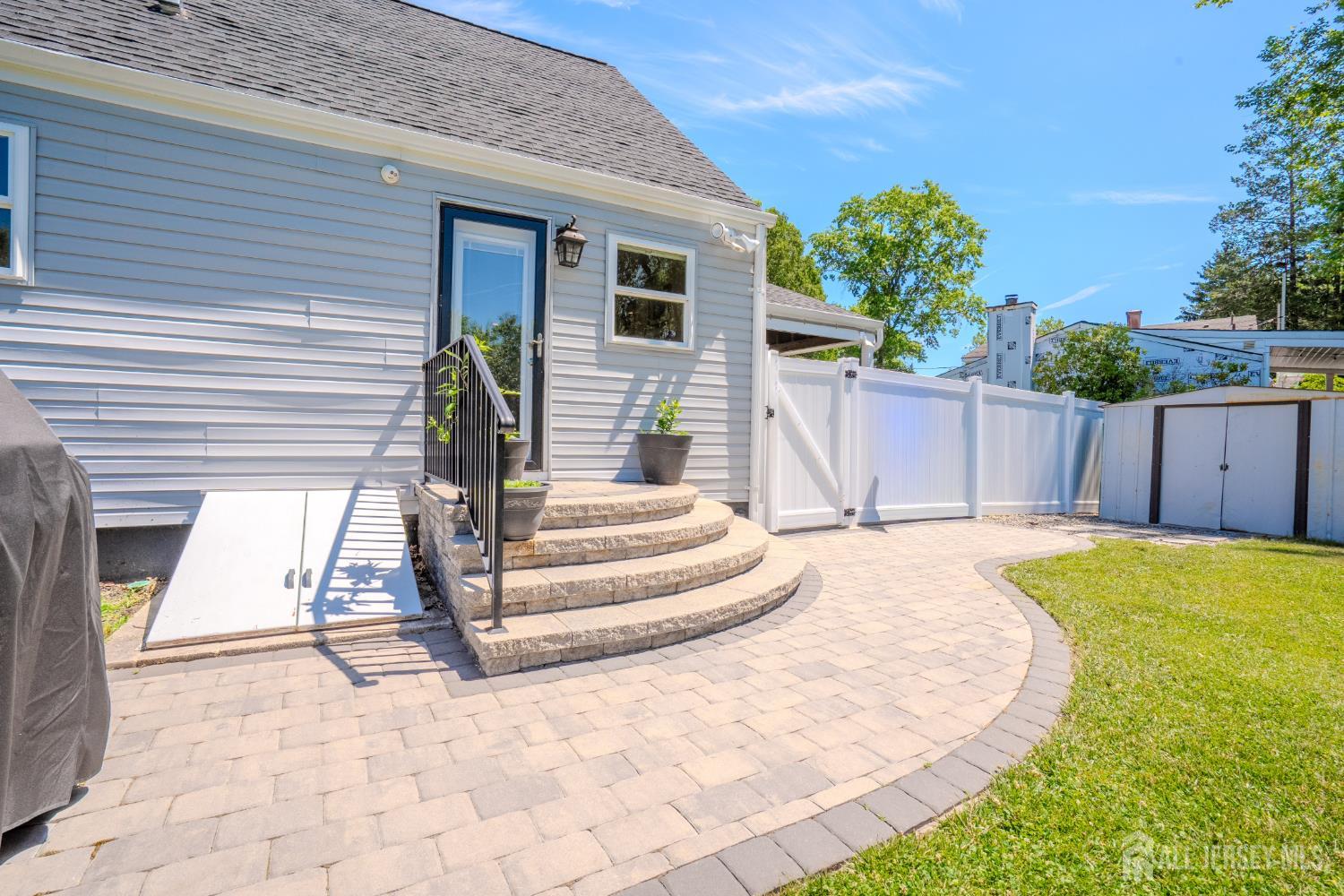 This lovely Cape Cod-style home is located in the highly desirable Far – image 28