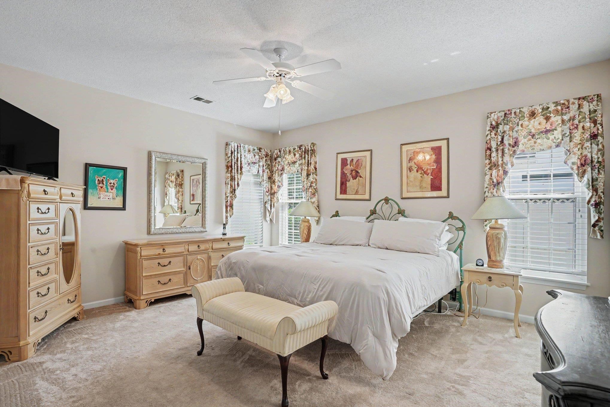 Do not miss this gorgeous updated 3 bed 2 bath single level home locat – image 21