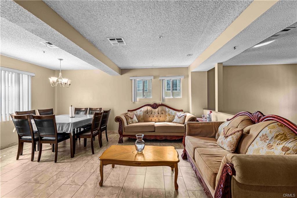Beautiful condominium with 3 bedrooms and 3 bathrooms. A place for a h – image 6