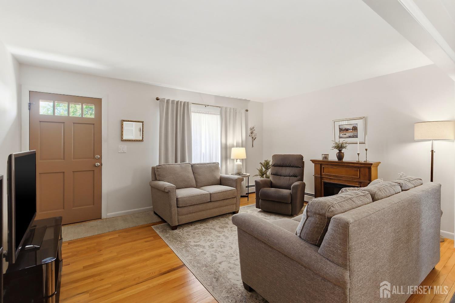 Pride of ownership shines throughout this exceptionally well-kept 3-be – image 2
