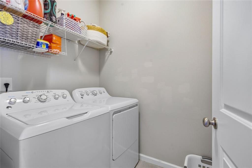 This beautifully maintained townhome in Sandy Springs offers an except – image 28