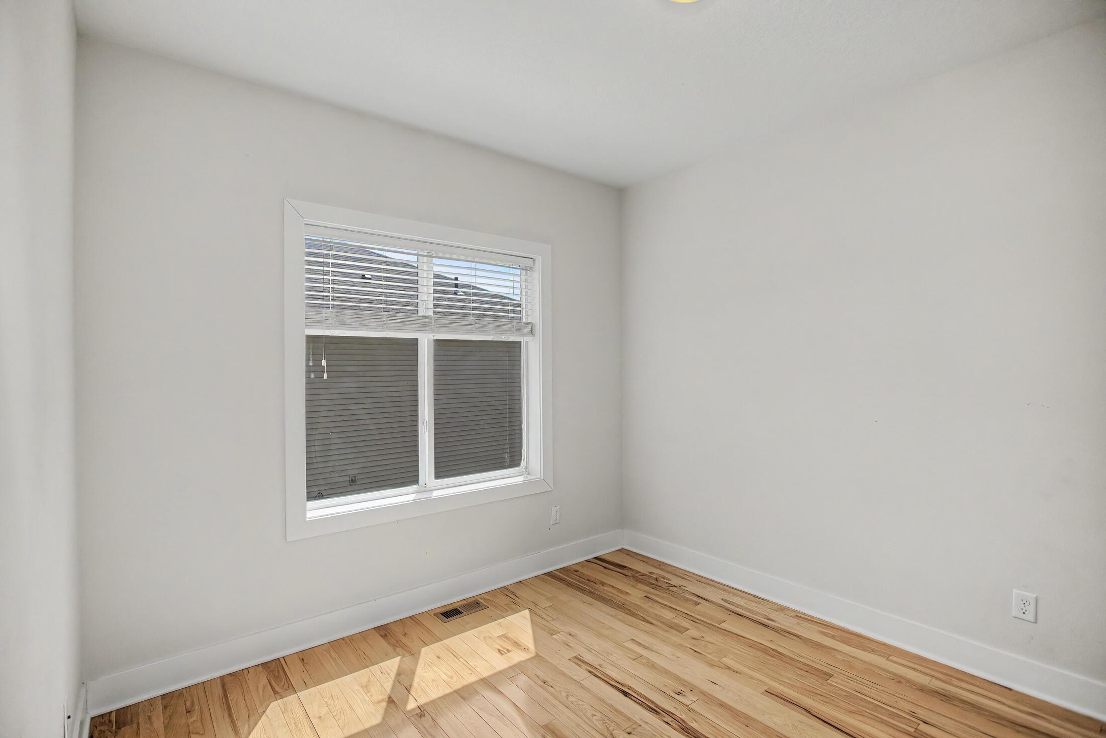 Beautifully crafted 1-story walk-out home in the highly desirable Sout – image 23