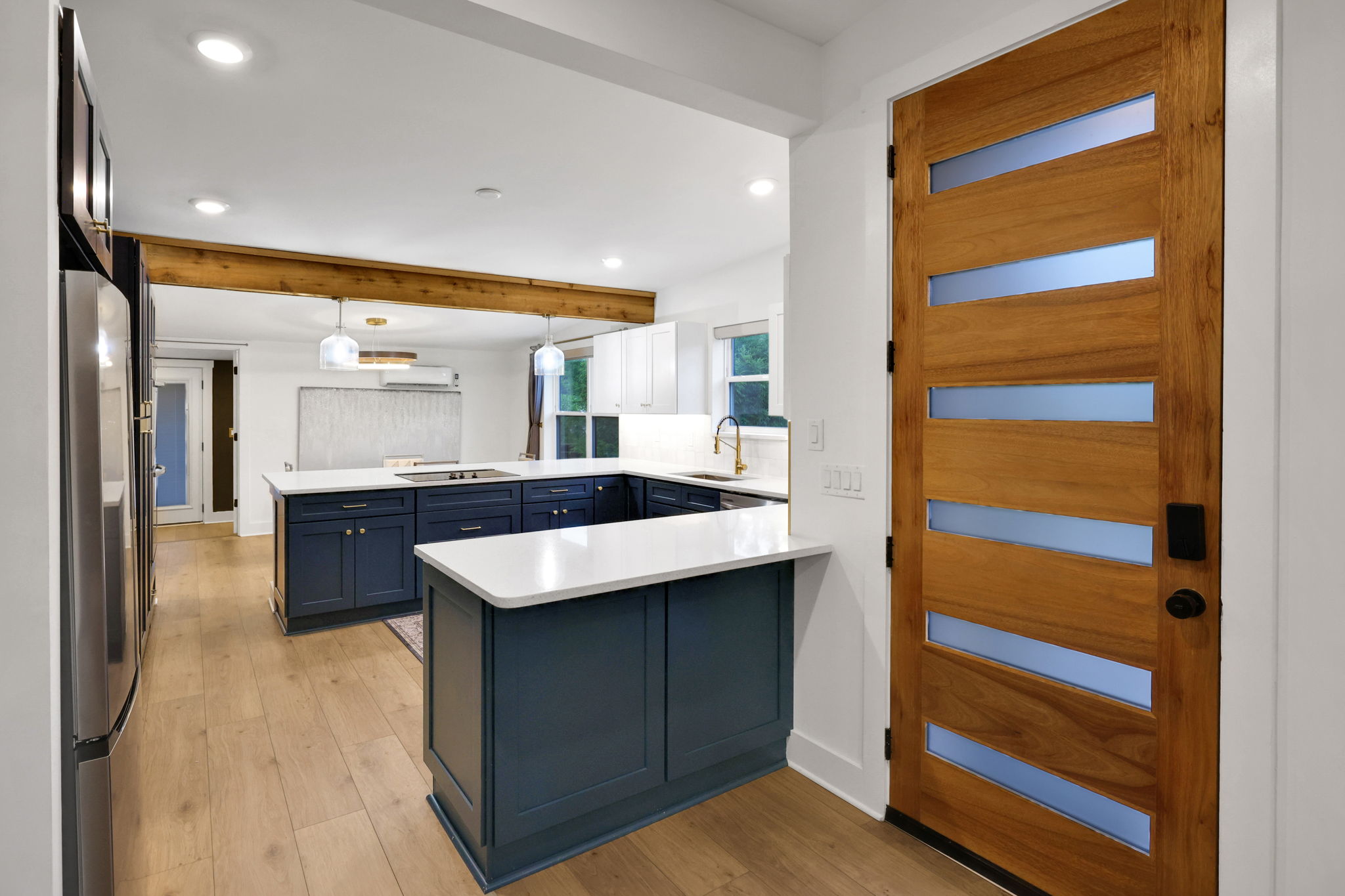 Experience the ultimate coastal lifestyle in this stunning Jacksonvill – image 12