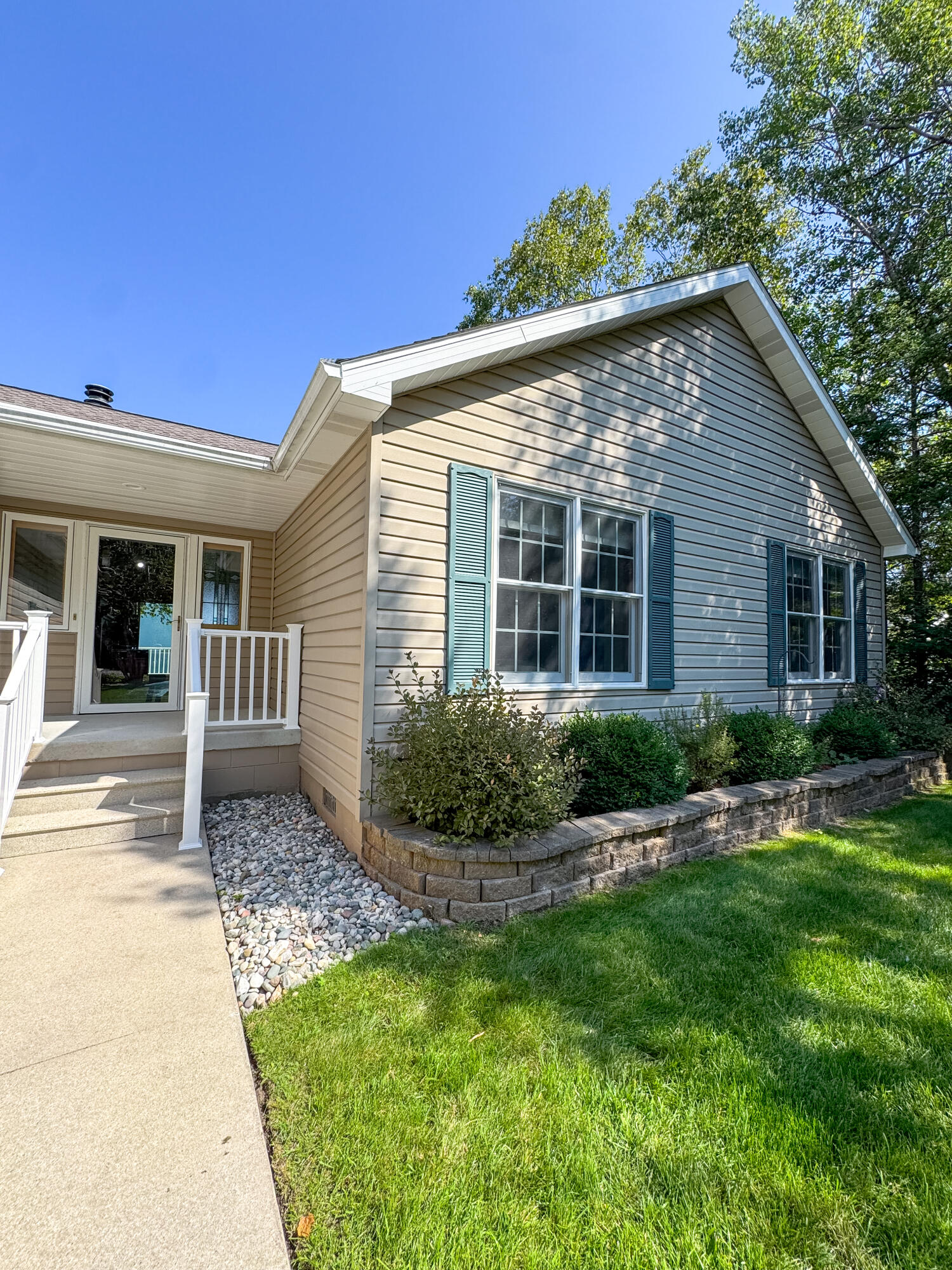 This one-owner ranch home on Lake Huron offers a perfect blend of comf – image 39