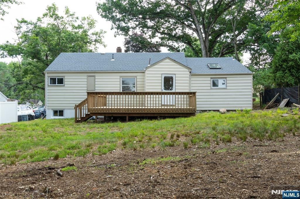 Welcome to 25 Lakeview Drive in Emerson! This beautifully renovated 3- – image 43