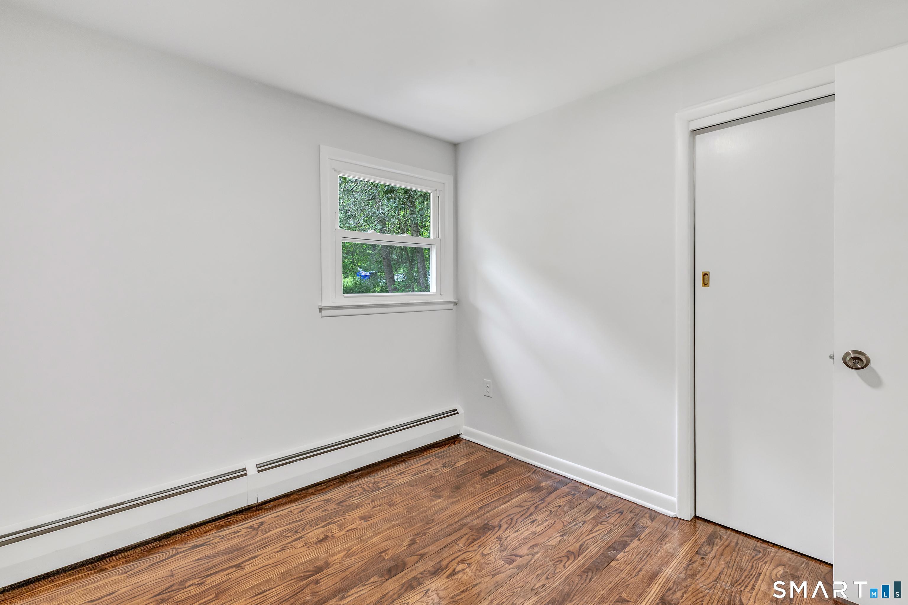 Welcome to 7 Longview Road, located in the desirable Sandy Hook sectio – image 22