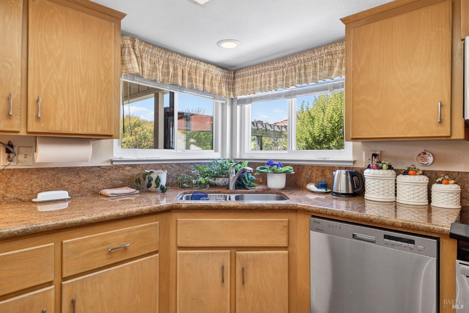 Welcome to 274 Beech Avenue, a beautifully maintained single-story hom – image 16
