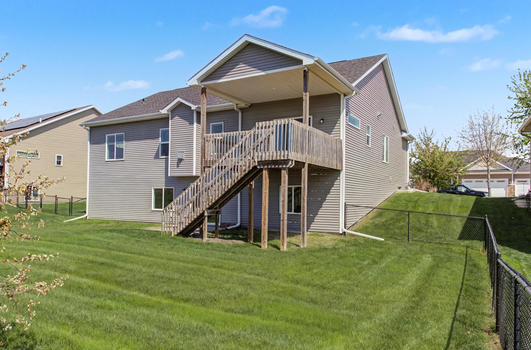 Beautifully crafted 1-story walk-out home in the highly desirable Sout – image 3