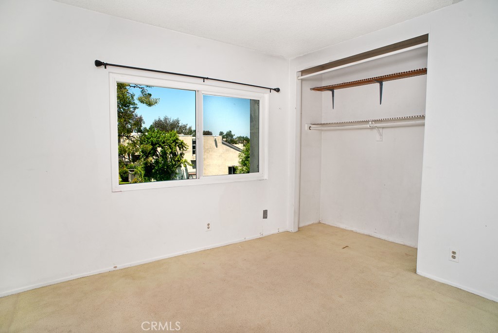 Spacious 3-bedroom, 2-bathroom town-house located in the highly desira – image 10