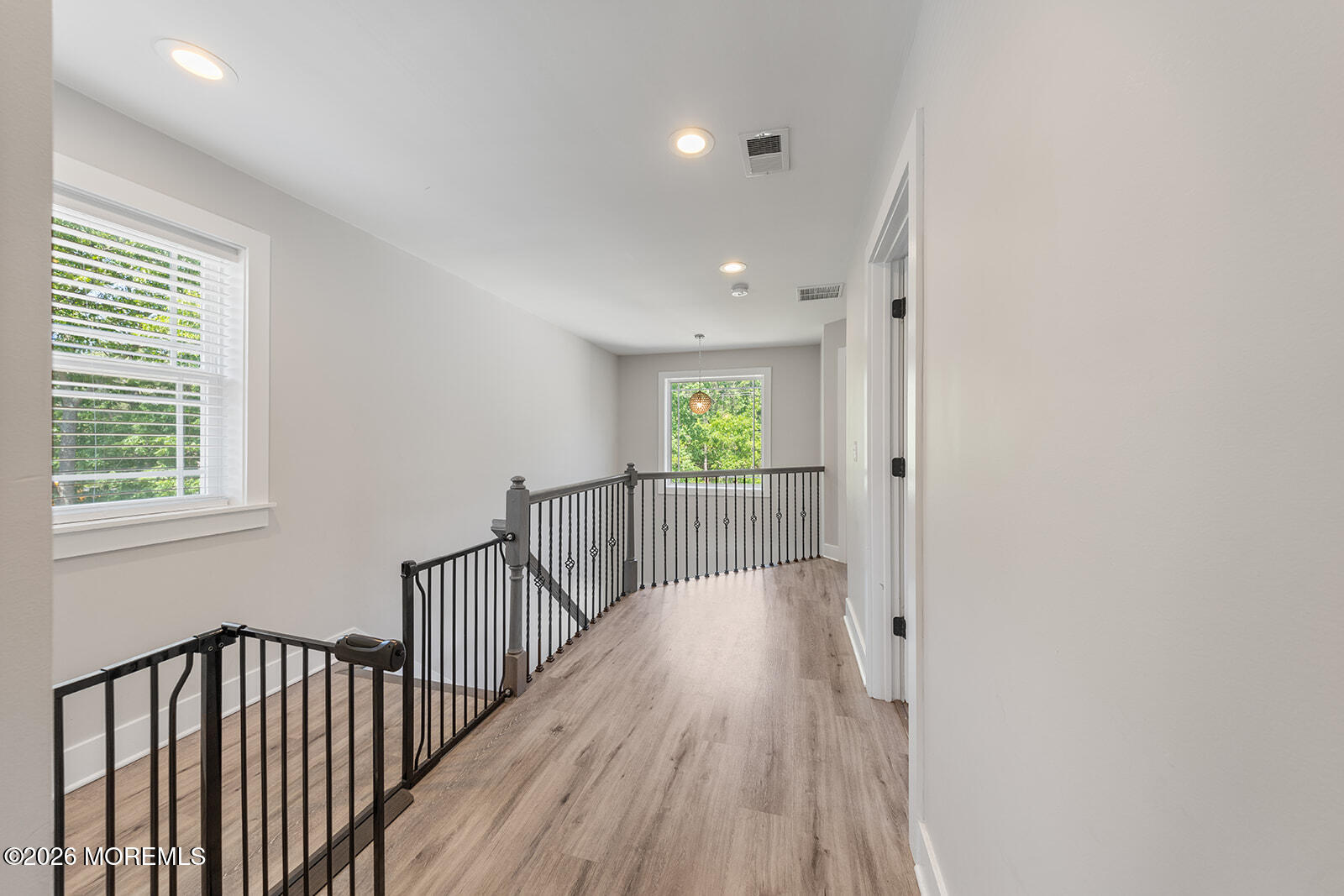 Beautifully maintained 3-bedroom, 2.5-bath home featuring an open-conc – image 20