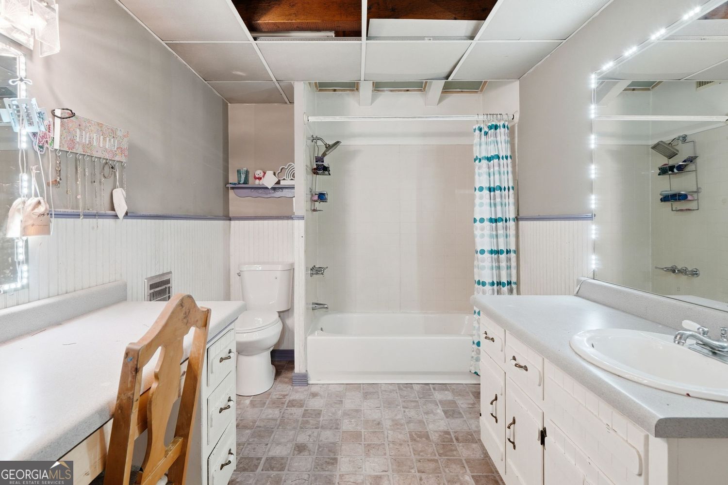 Escape to the perfect blend of privacy, functionality, and North Georg – image 31