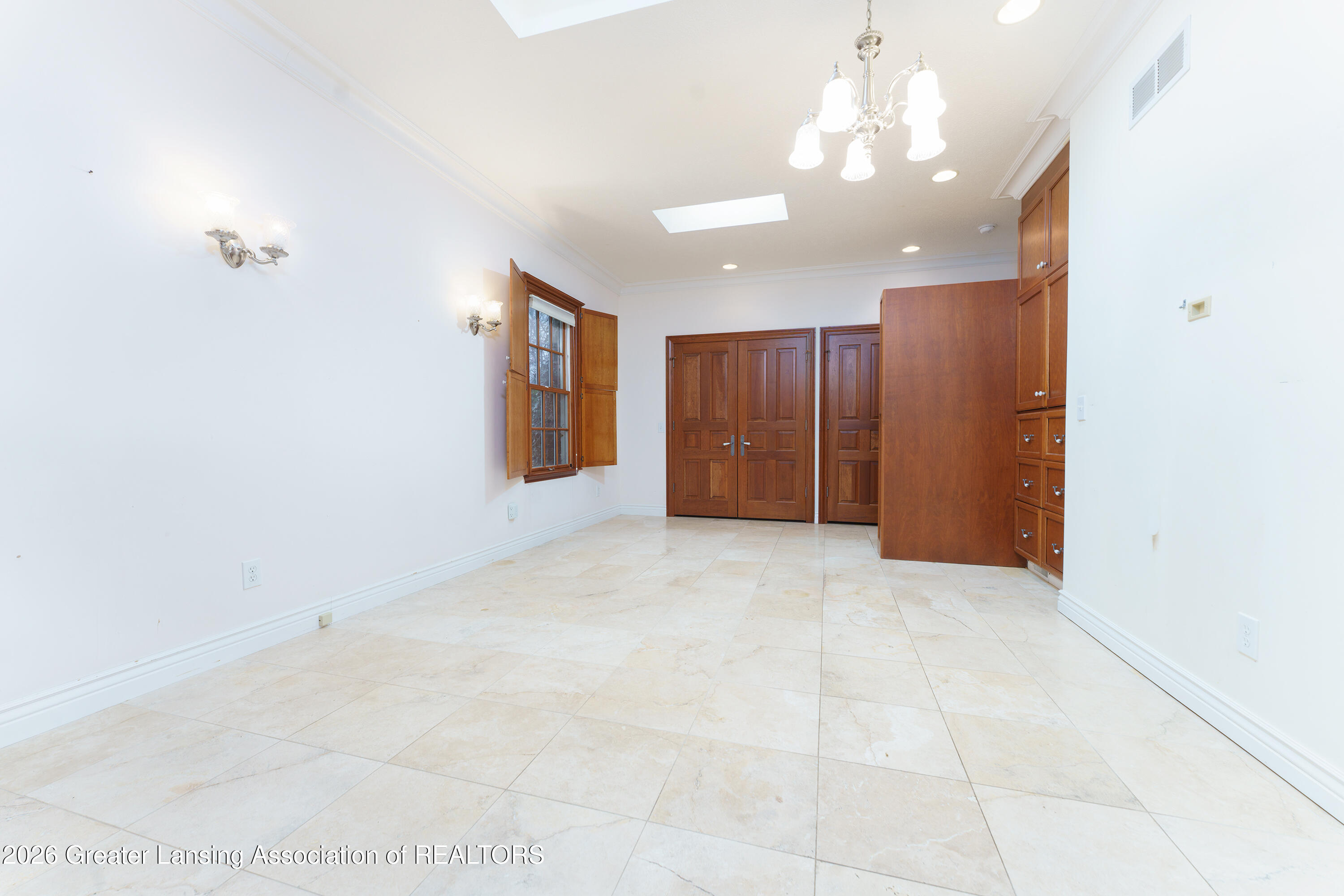 A rare opportunity to score a quintessential Glencairn gem! Gorgeous c – image 40