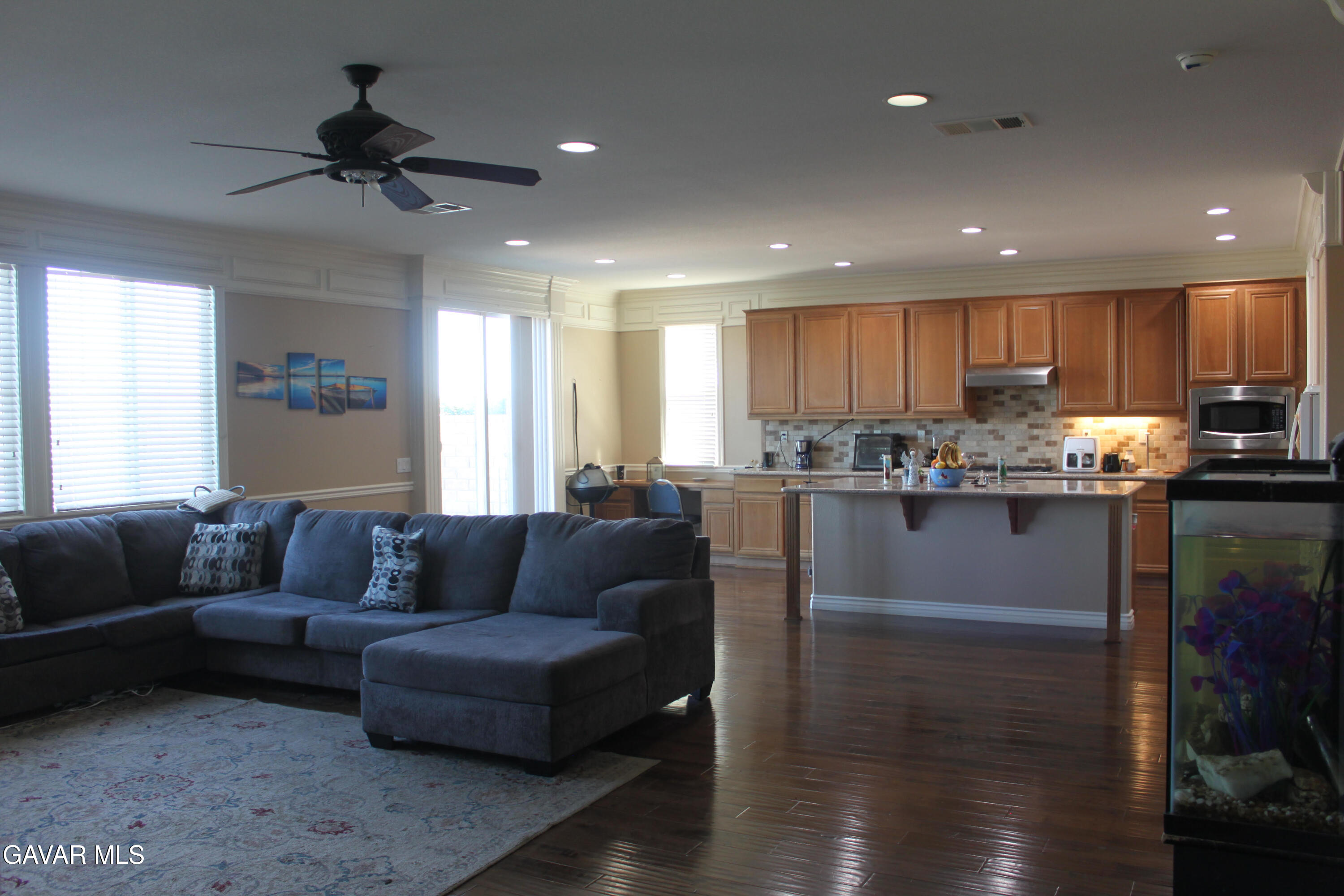 Stunning 5-bedroom, 4-bathroom, 2-story single-family home in the high – image 10