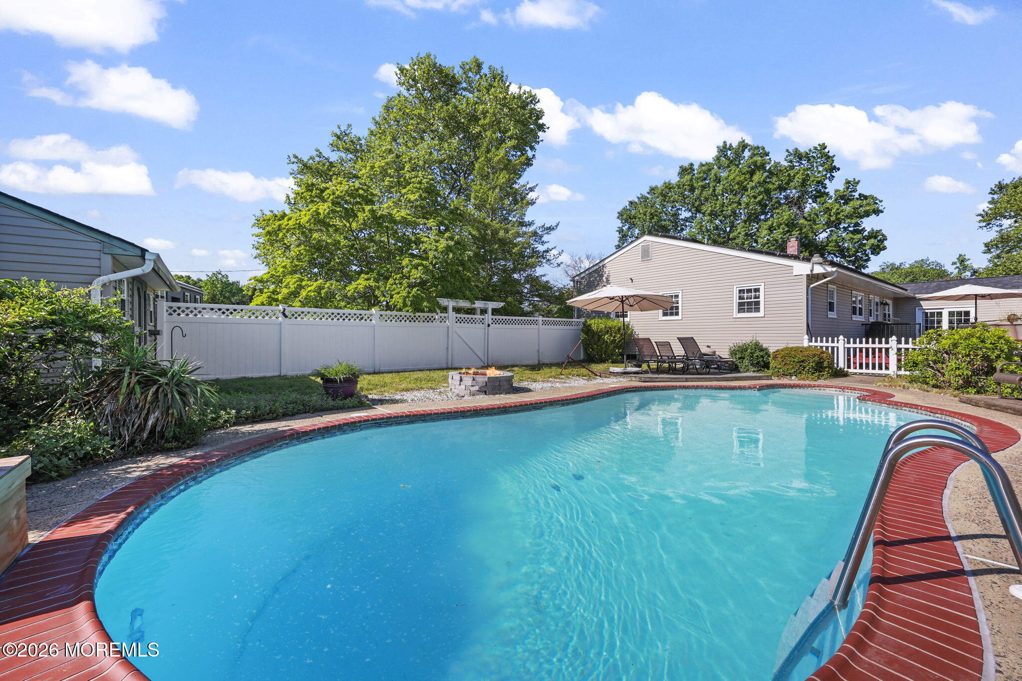 Opportunity awaits,this spacious ranch-style home offers 3 bedrooms, 1 – image 10
