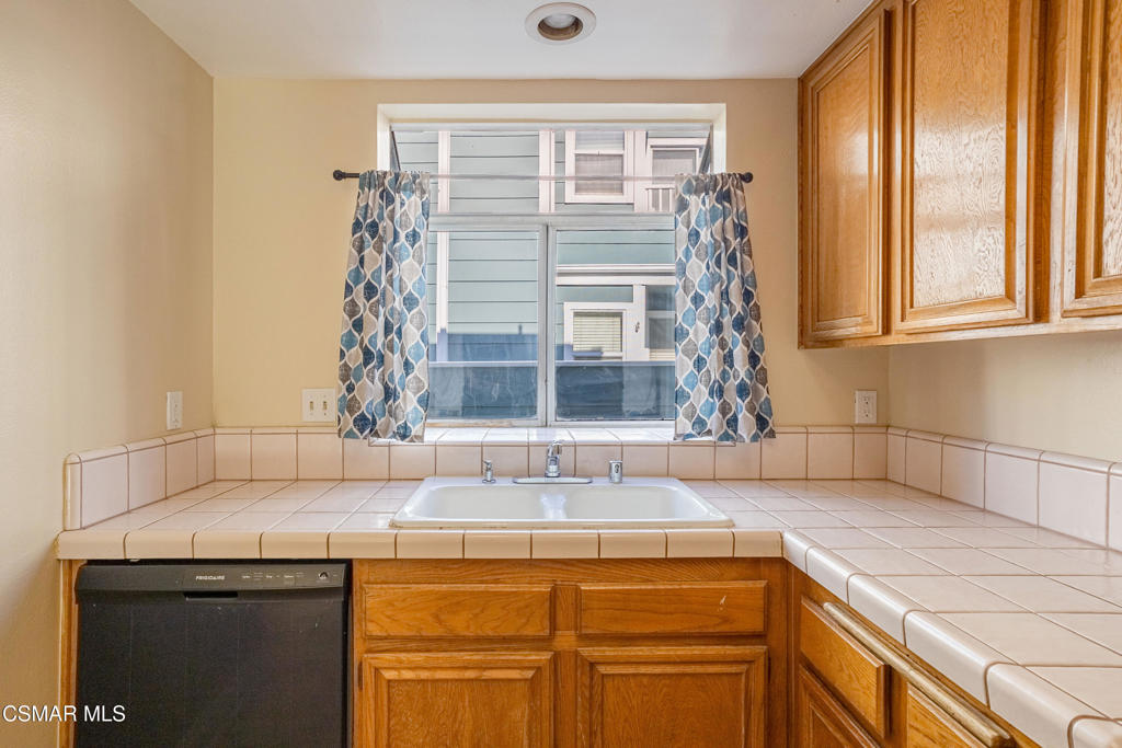 Rarely available two-bedroom ensuite in the desirable Coventry Court c – image 7