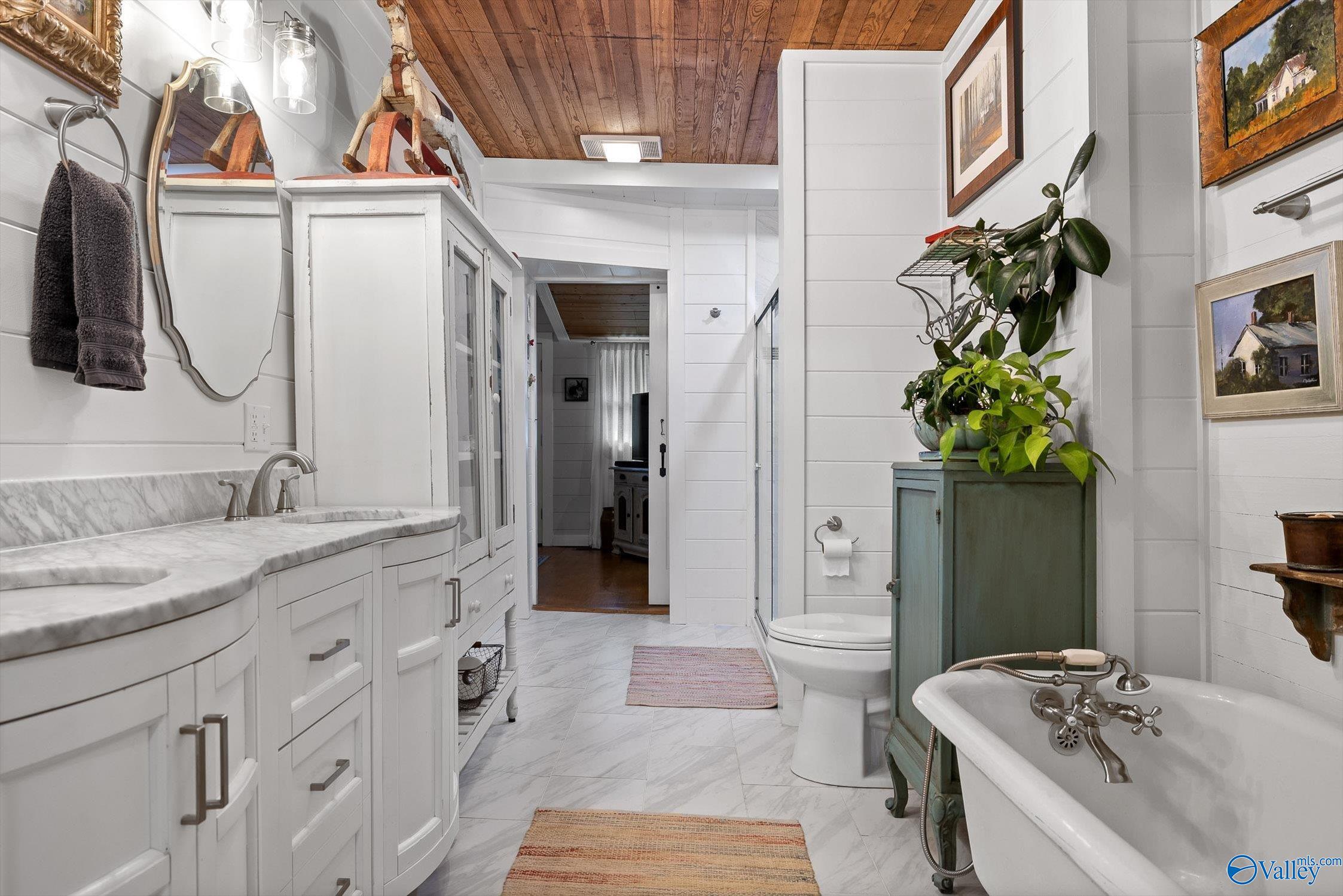 Irreplaceable Mentone charm meets thoughtful updates. Built in 1935, t – image 27