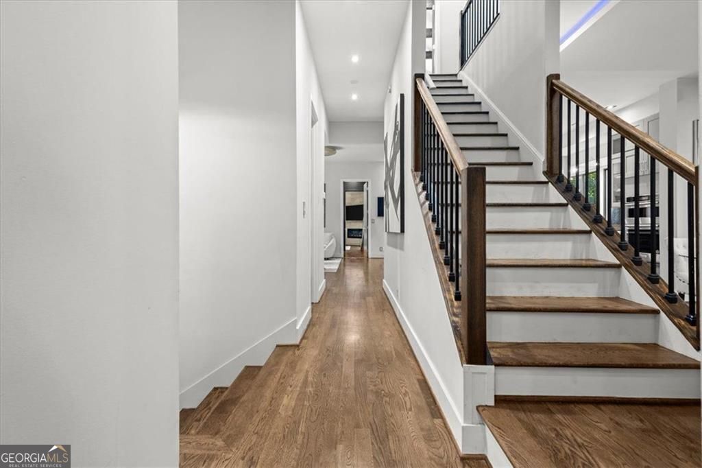 Gracious proportions and well-defined living spaces offer the perfect – image 18