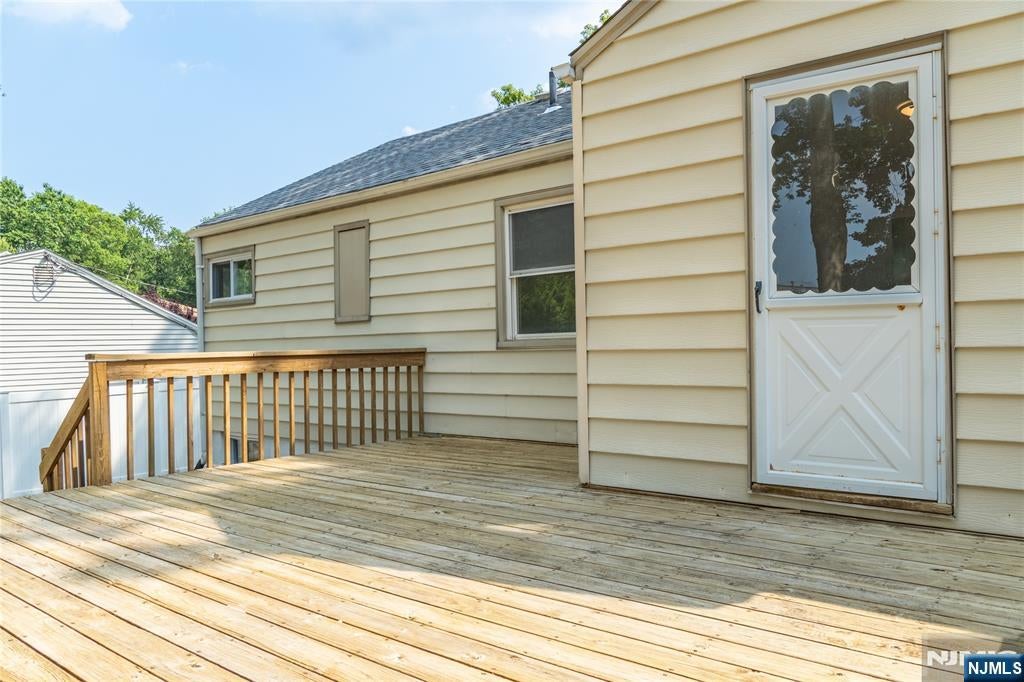Welcome to 25 Lakeview Drive in Emerson! This beautifully renovated 3- – image 39