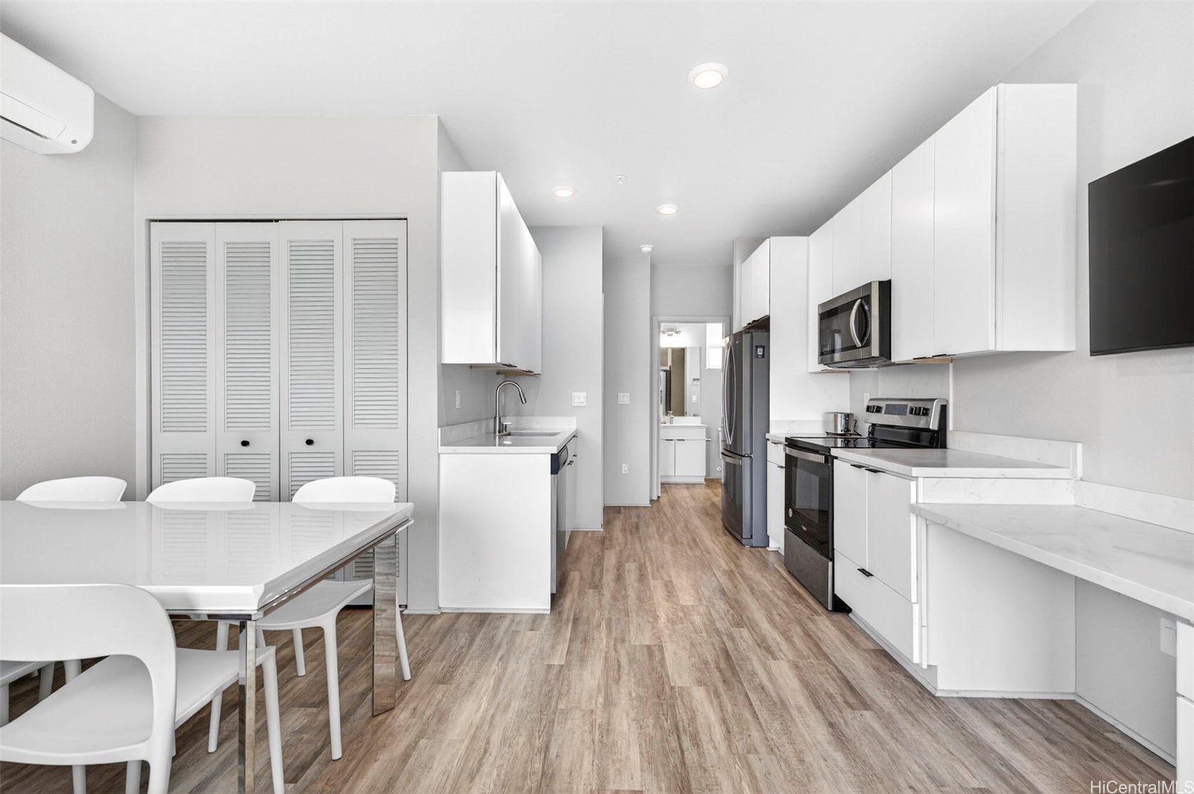 An INCREDIBLE VALUE and RARE opportunity to live, work, and play in Ho – image 1