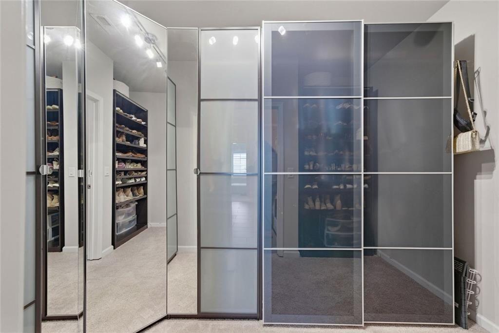 This beautifully maintained townhome in Sandy Springs offers an except – image 25