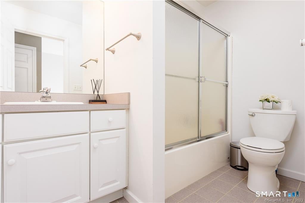 SPECTACULARLY DESIRABLE LOCATION! This rare-to-market single family is – image 27