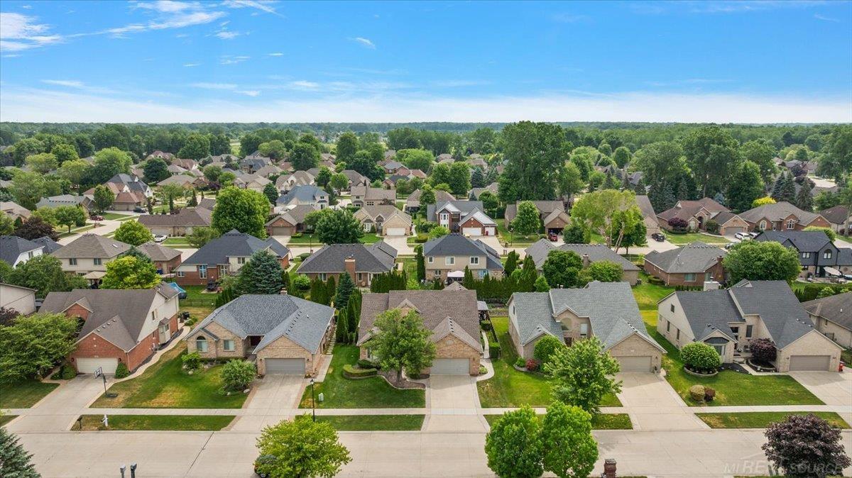 Rare find! Beautiful 4 Bedrom Split Level home with inground pool loca – image 56