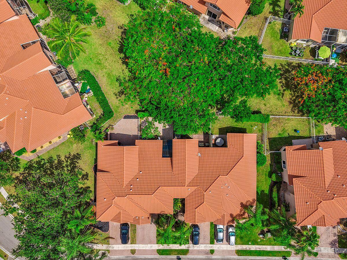 Welcome to Heron Bay, a beautiful and desirable gated community offeri – image 5