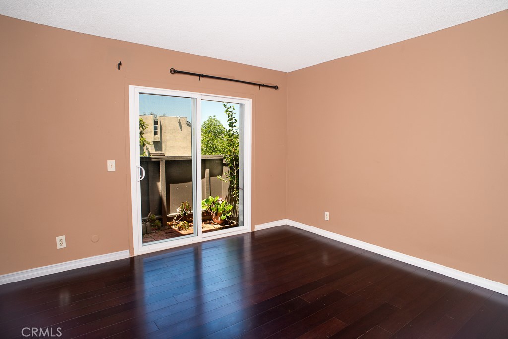 Spacious 3-bedroom, 2-bathroom town-house located in the highly desira – image 9