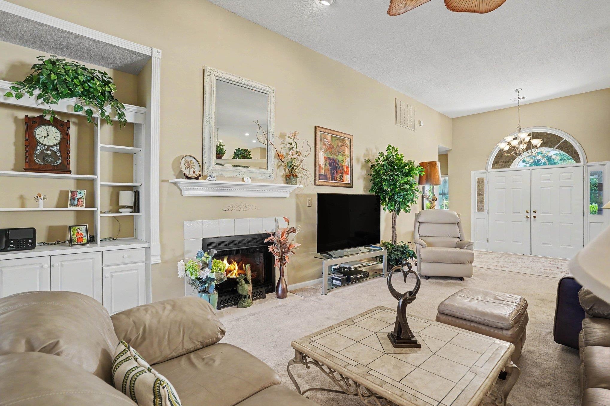 Do not miss this gorgeous updated 3 bed 2 bath single level home locat – image 5